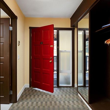 Cozystay Signature Lake Okanagan Resort Kelowna Esterno foto